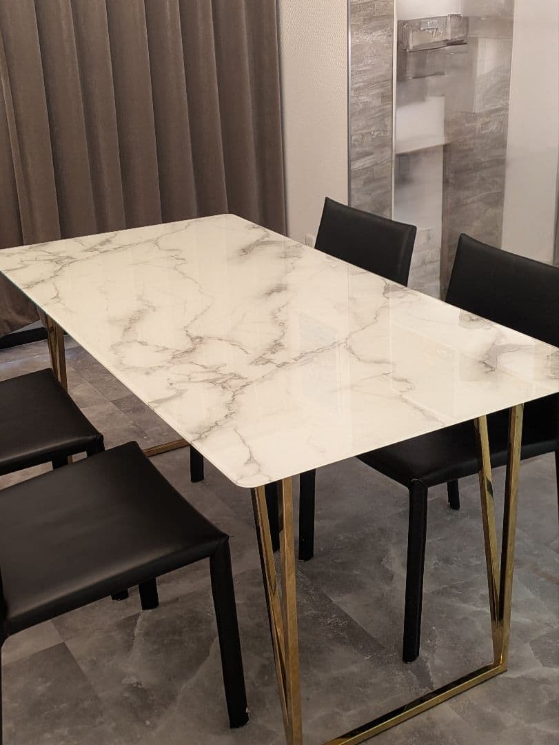 大理石風ガラス天板のダイニングテーブル