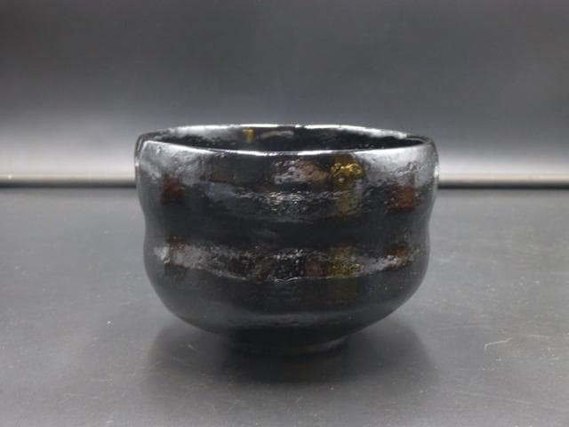 楽吉左衛門　十三代　惺入　黒茶碗／共箱共布／銘「五葉松」／表千家十二代尋牛斎極