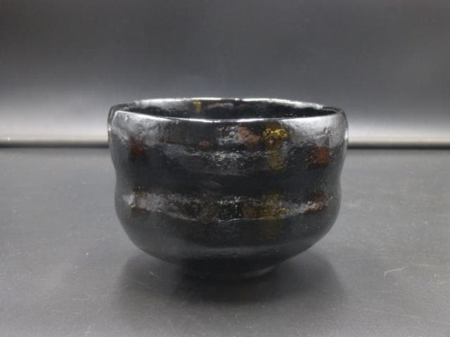 楽吉左衛門　十三代　惺入　黒茶碗／共箱共布／銘「五葉松」／表千家十二代尋牛斎極