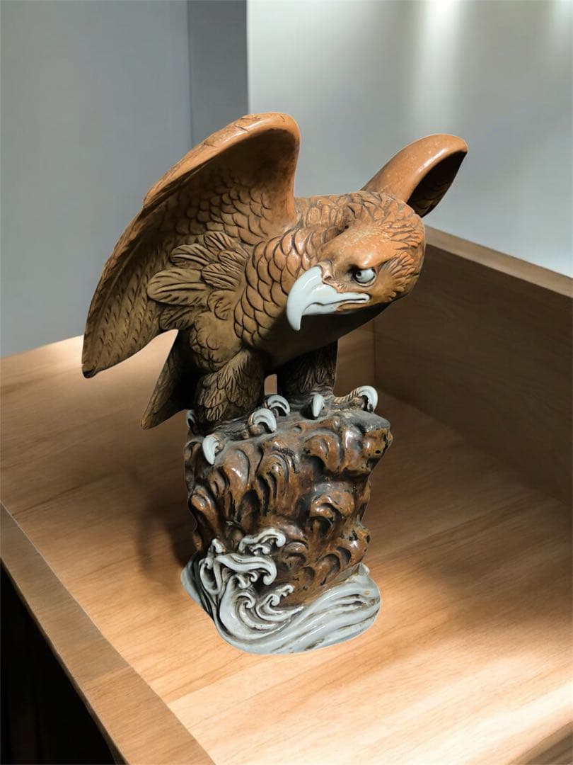 大迫力　精悍な鷹　陶器製　鋭い眼光や爪　睨みを効かす鷹