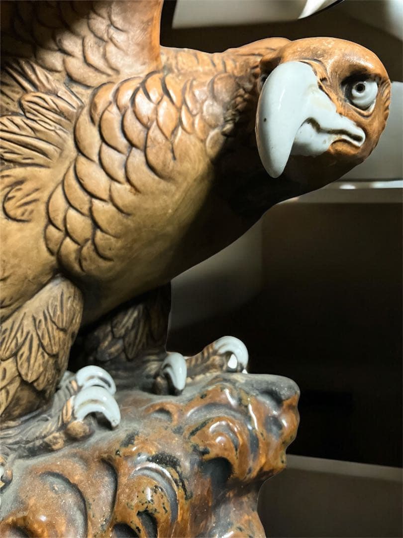 大迫力　精悍な鷹　陶器製　鋭い眼光や爪　睨みを効かす鷹