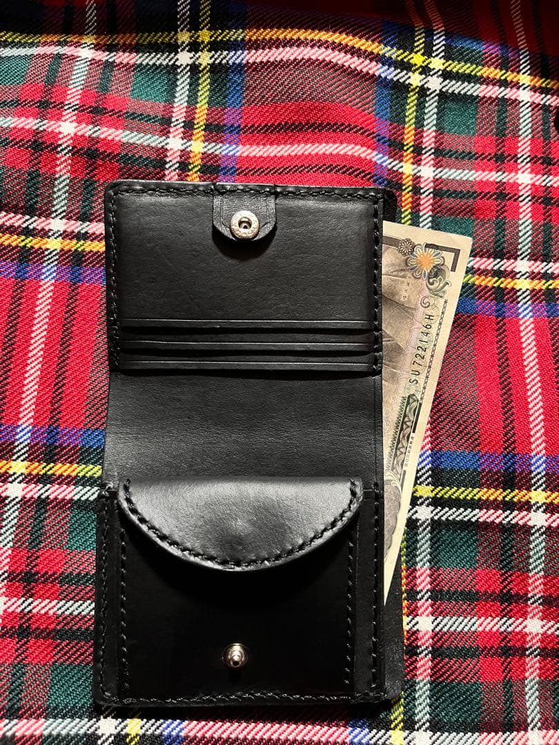 コンパクトウォレット レザー　キャットアイスタッズ