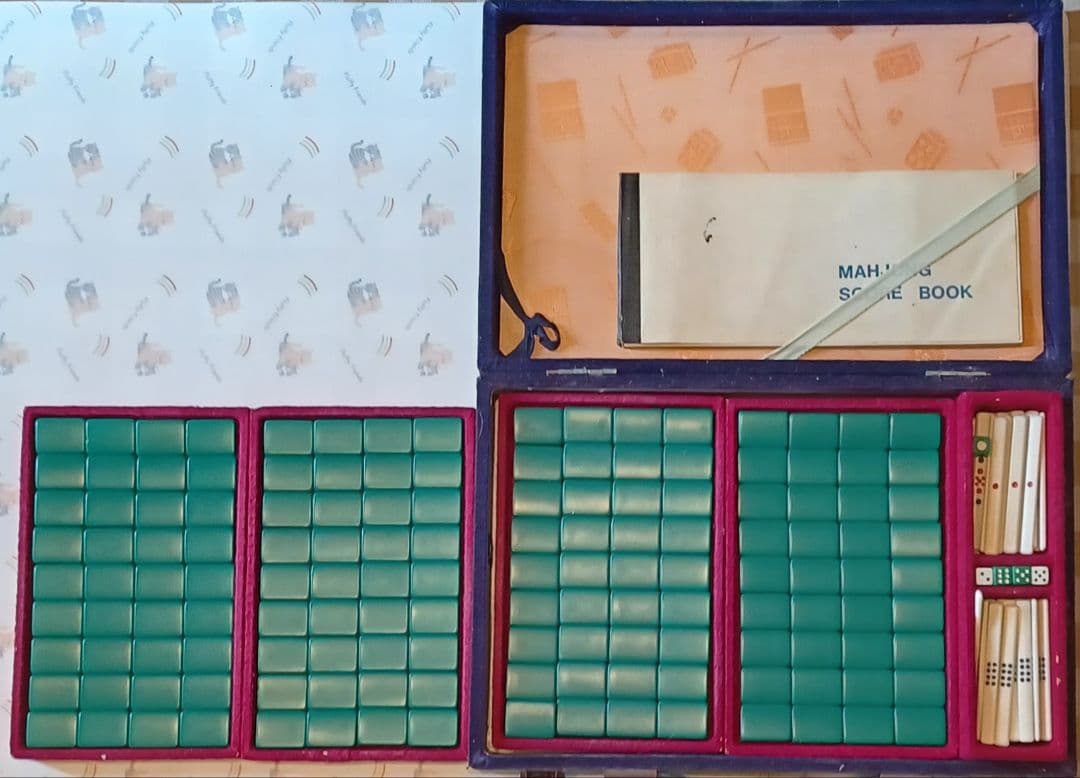 昭和の麻雀牌 総重量2.8kg (持ったときの感触、混ぜたときの独特の音が魅力)