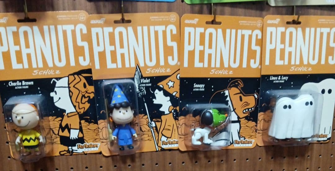 新品未開封☆PEANUTS☆SUPER7☆フィギュア☆ハロウィン☆全４種