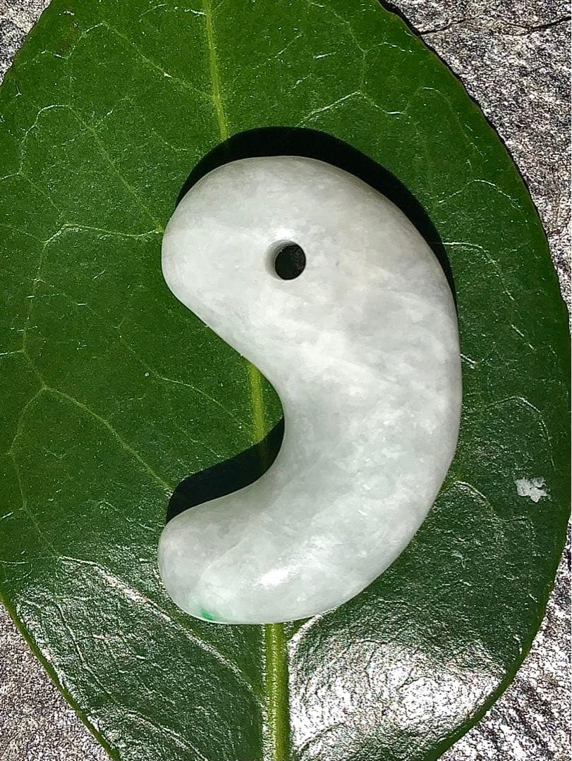 ✳限定卸し値段　極上氷紋様　糸魚川翡翠勾玉アイスジェイド プレゼント付　鑑別付