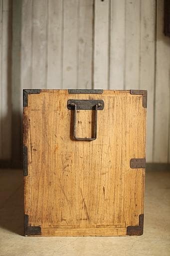 味のある丸金具時代箪笥　桐箪笥　抽斗2段