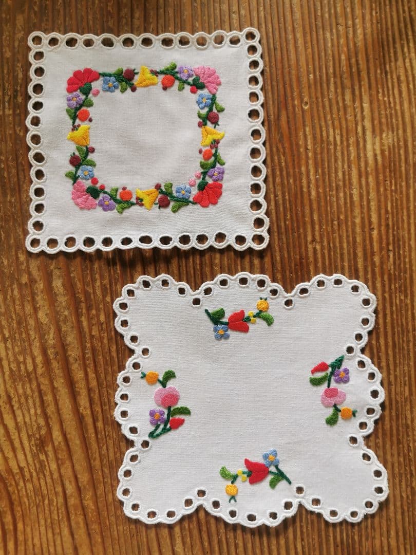 アンティークハンガリー/ カロチャ刺繍 アイレットスカラップドイリー