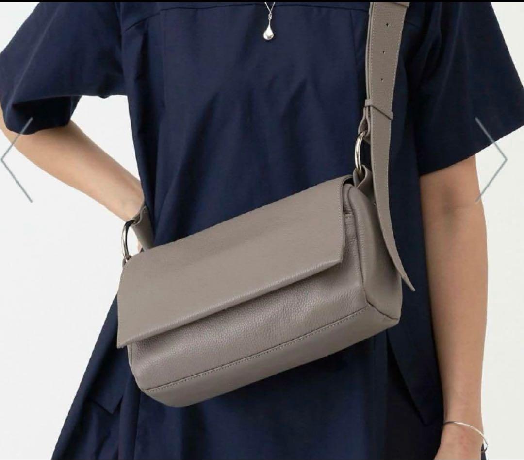 ビアズリー BEARDSLEY レザーボディバッグ　グレージュ