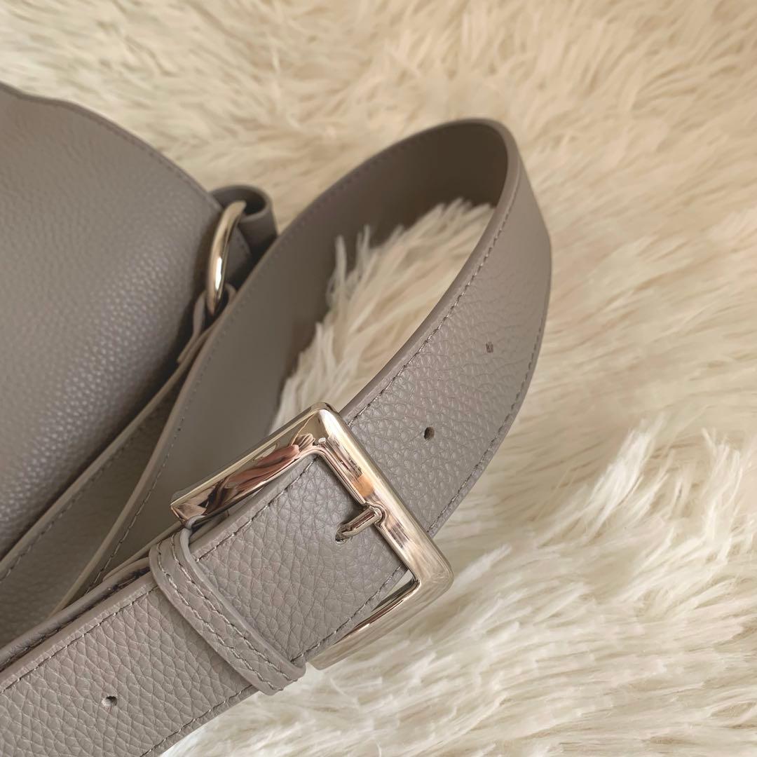 ビアズリー BEARDSLEY レザーボディバッグ　グレージュ