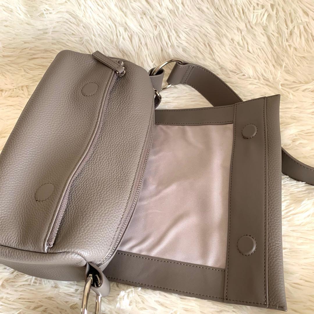 ビアズリー BEARDSLEY レザーボディバッグ　グレージュ