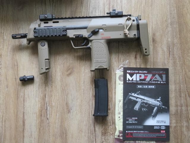 東京マルイ製コンパクト電動ガンＭＰ７Ａ１TAN カラー