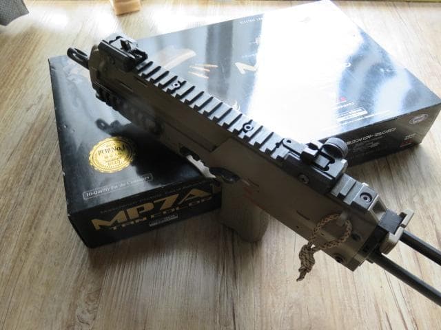 東京マルイ製コンパクト電動ガンＭＰ７Ａ１TAN カラー