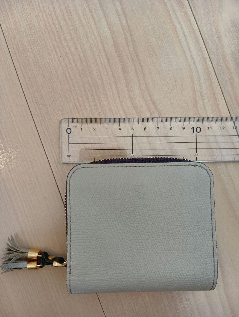 Epoi エポイ　ラウンドファスナー　二つ折り財布　ライトグレー
