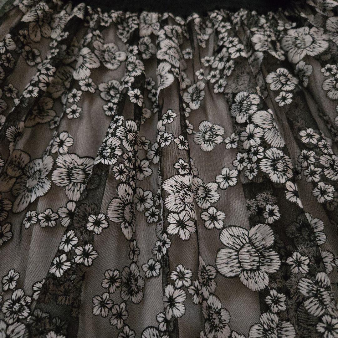 ダブルスタンダードクロージング　黒とベージュの花柄フレアスカート