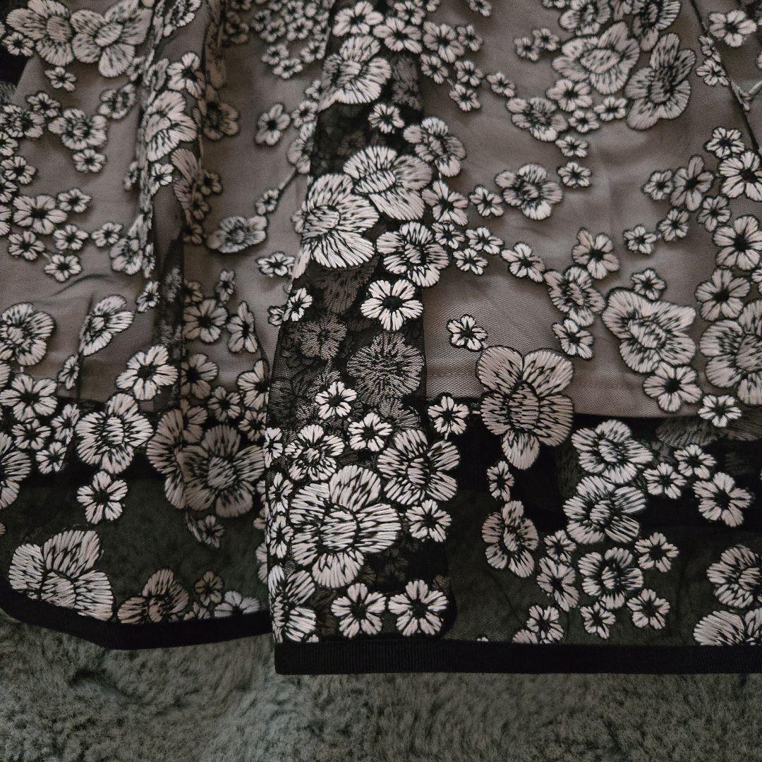 ダブルスタンダードクロージング　黒とベージュの花柄フレアスカート