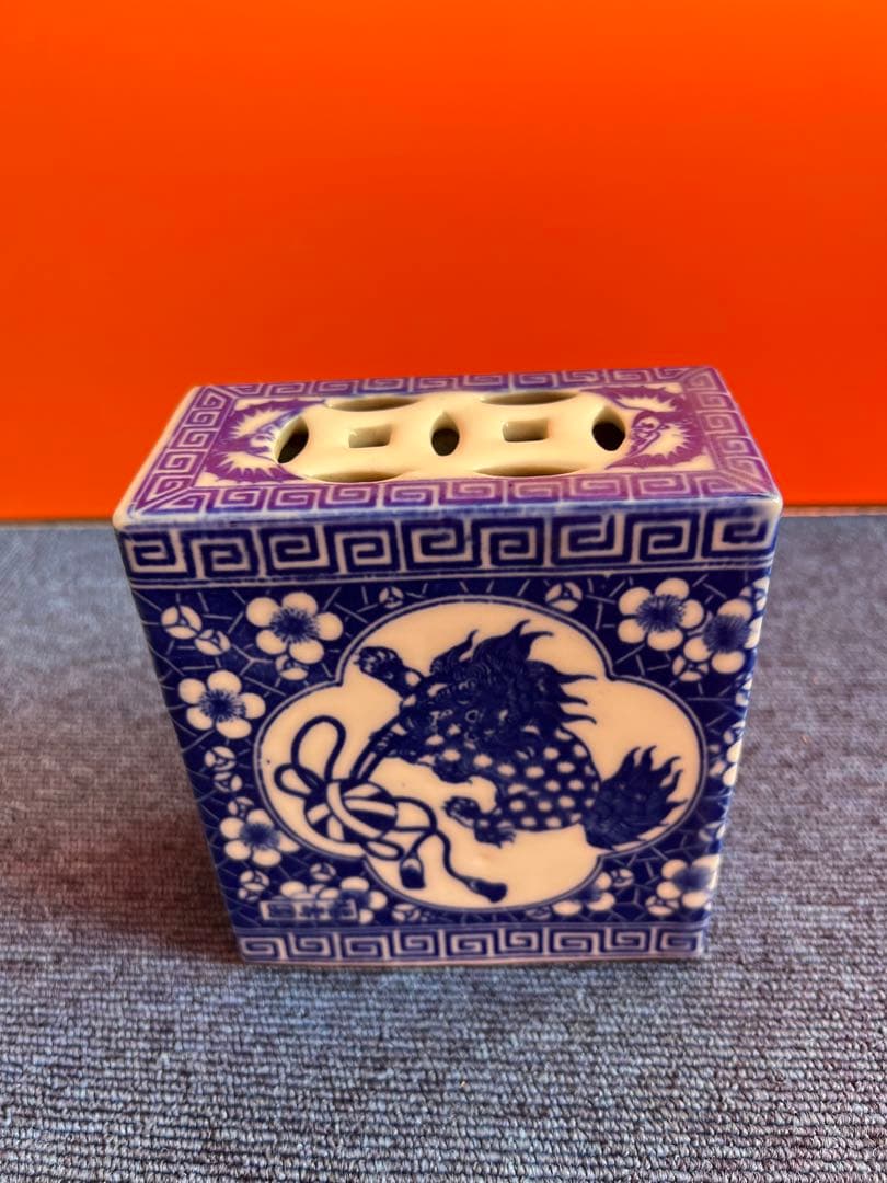 1041 中国古陶磁器 清代 民国期 玉取獅子図 透かし造り 伏香炉 陶枕