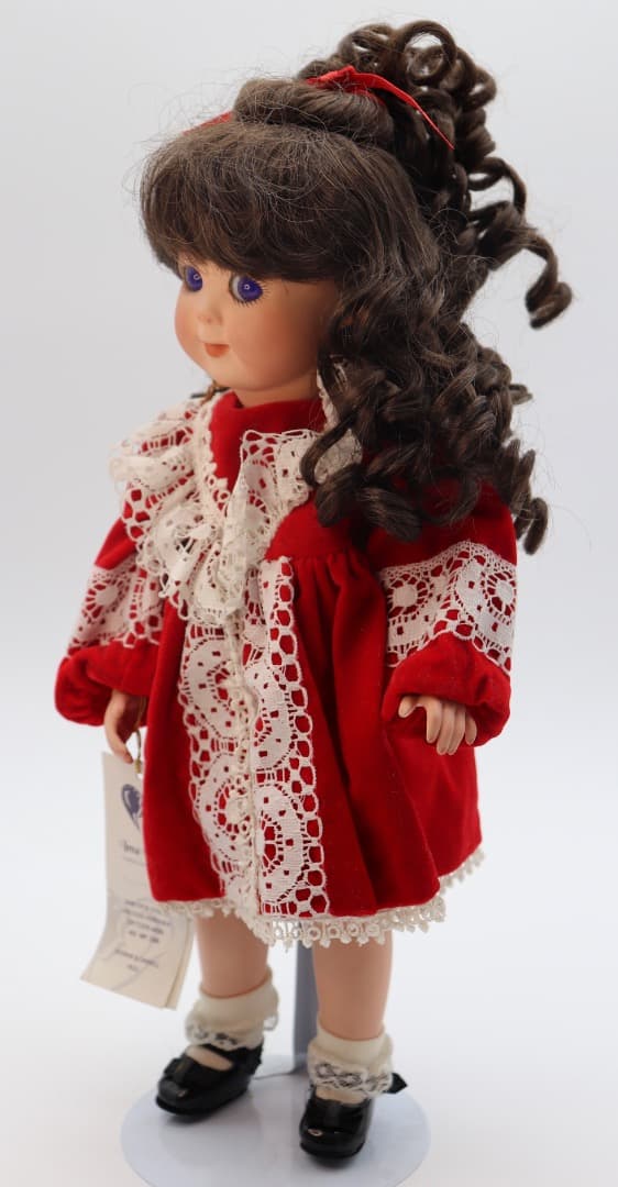 レース付き赤いドレスの人形