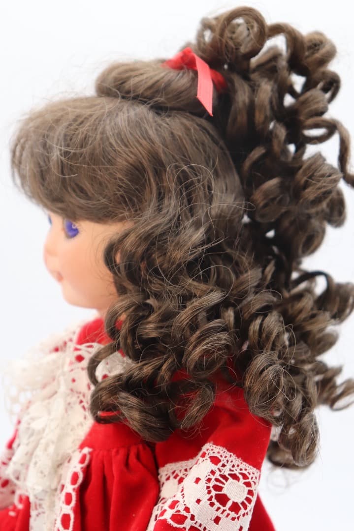 レース付き赤いドレスの人形