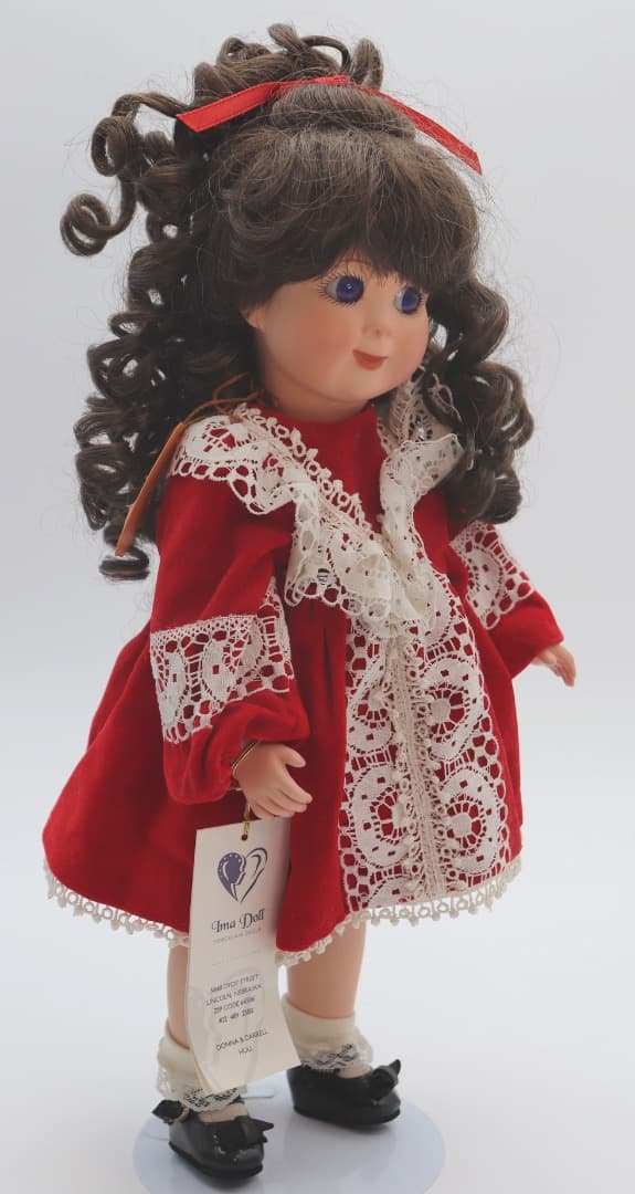 レース付き赤いドレスの人形