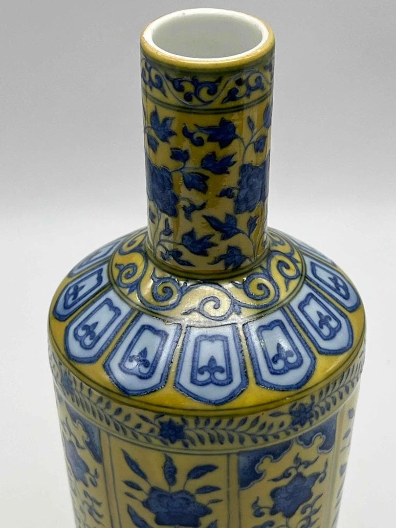 清乾隆時代　【大清乾隆年製】在銘　黄釉染付四季花草文八方長頸瓶(E-79)