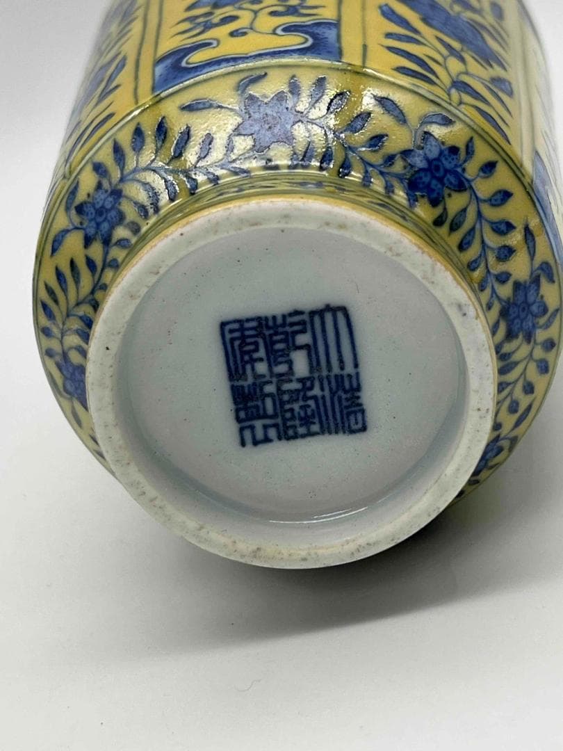 清乾隆時代　【大清乾隆年製】在銘　黄釉染付四季花草文八方長頸瓶(E-79)