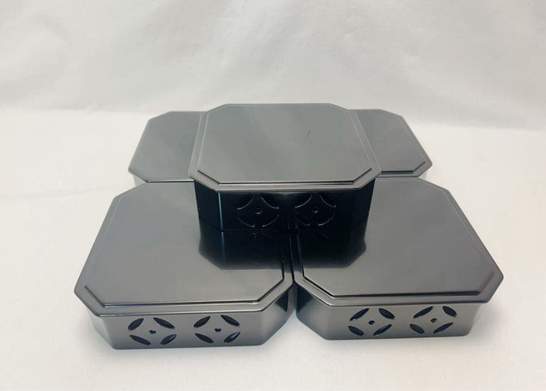 美品 懐石道具 塗師 助田宗明作 木製黒真塗 七宝透 5段縁高重 利休好写 共箱