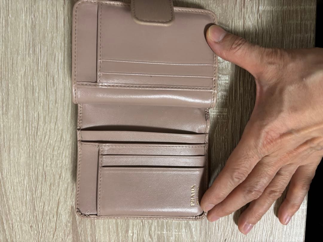 RED  PRADA ピンクベージュ二つ折り財布