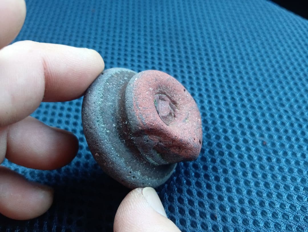 赤と灰色の焼物？石です