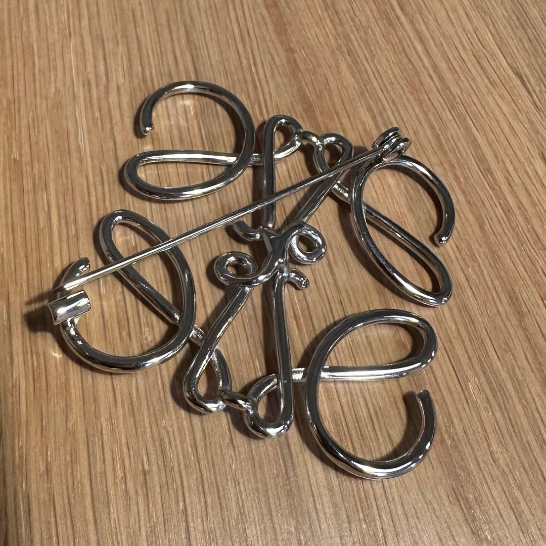 LOEWEロエベ アナグラム ブローチ シルバー