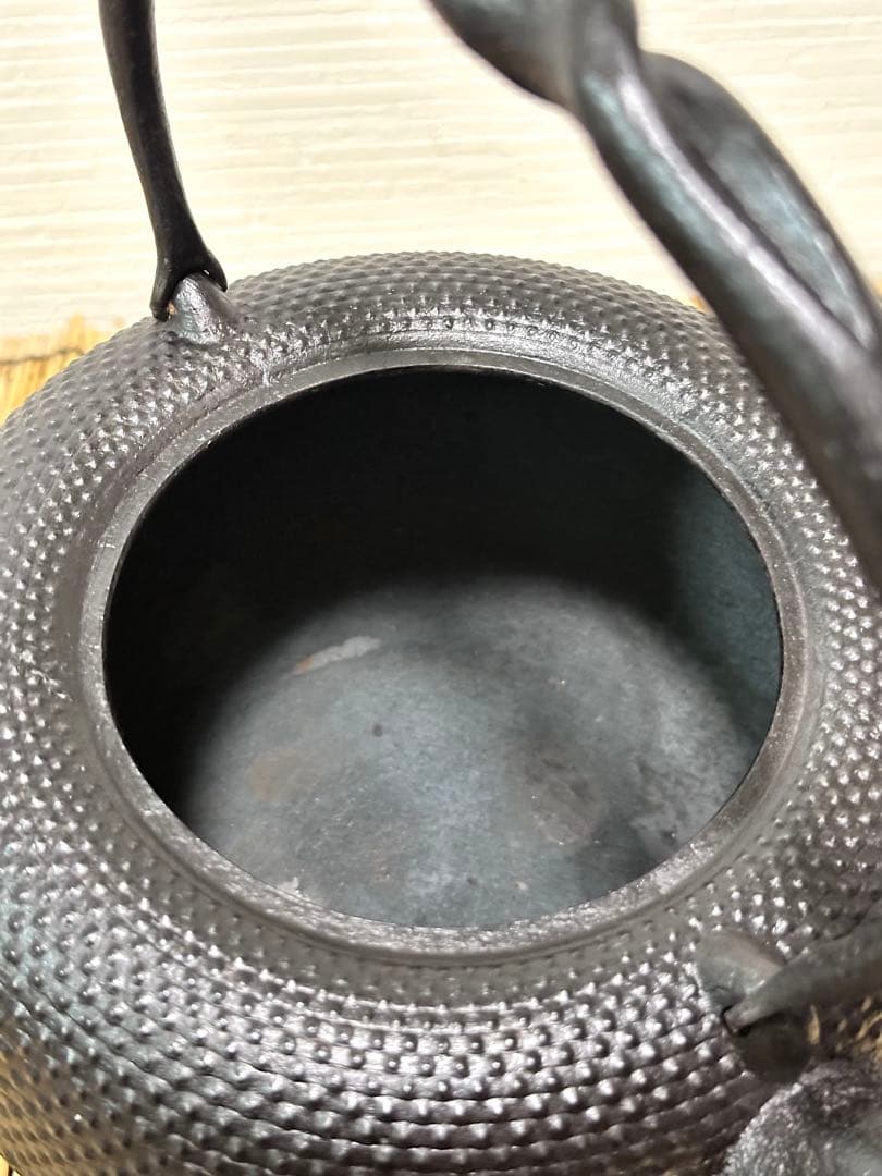 未使用、保管品　南部虎山工房造　前田知行　１５型姥口アラレ　南部鉄瓶　南部鉄器