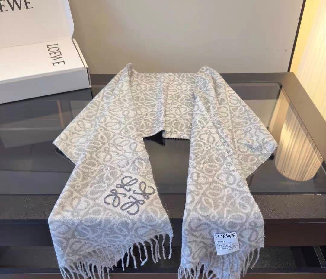 【LOEWE】ロゴ刺繍付き フリンジマフラー（ライトグレー）