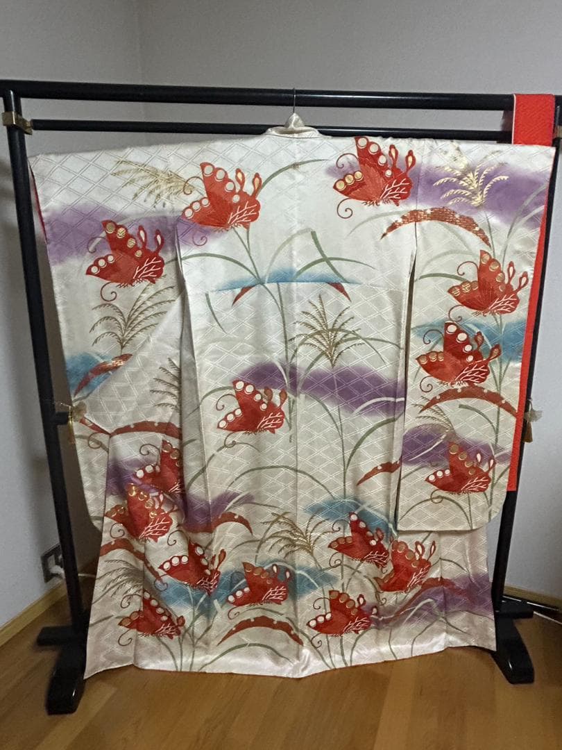 振袖 すすきに赤い蝶の柄 クリーム色　白系