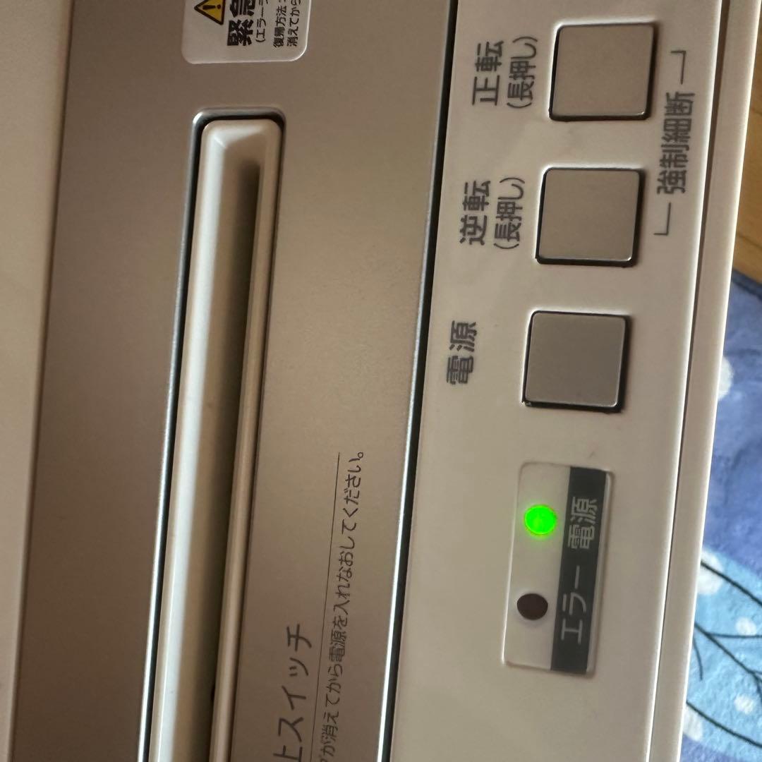 【極美品】アイリスオーヤマ オフィスシュレッダー クロスカットホワイトOF18J