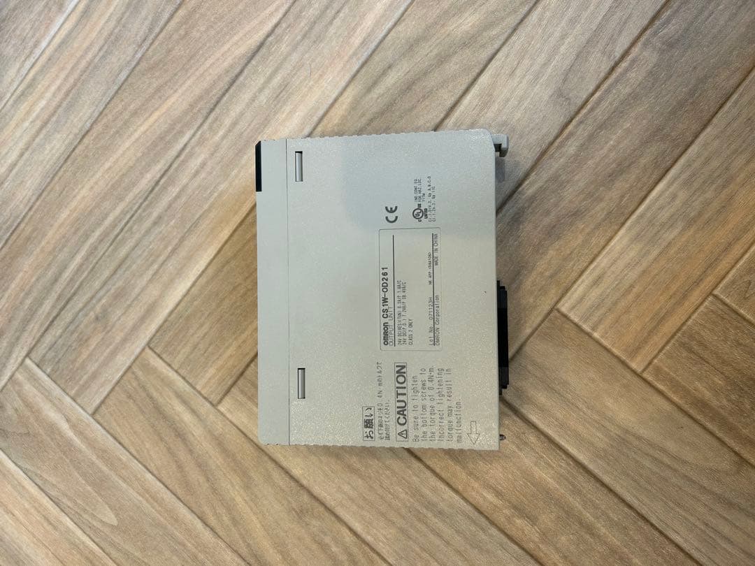 【新品未使用】オムロン 出力ユニット CS1W-OD261
