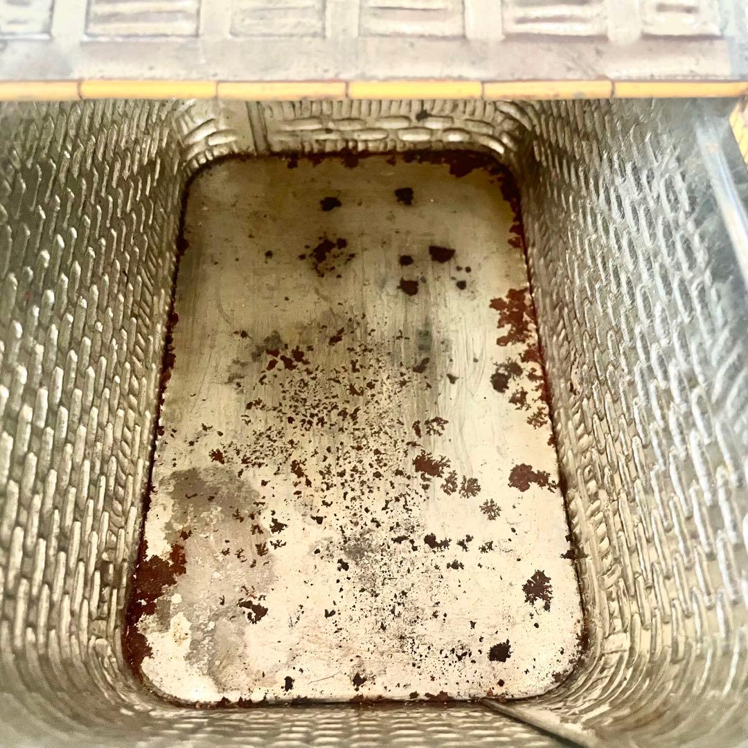 LUビスケットバスケットティン缶&エッフェル塔円形ティン缶　フランスアンティーク