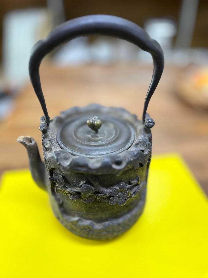 花模様の鋳鉄製鉄瓶