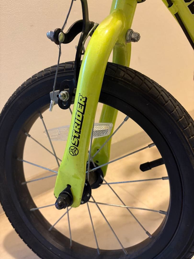 STRIDER ストライダー 14x ライムイエロー　スタンド付き