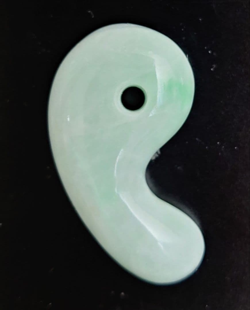 【週末セール】糸魚川翡翠　勾玉　艷やか