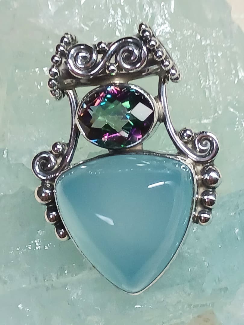 ブルーカルセドニ&ミスティックトパーズペントップ　2026/1/4迄の出品です。