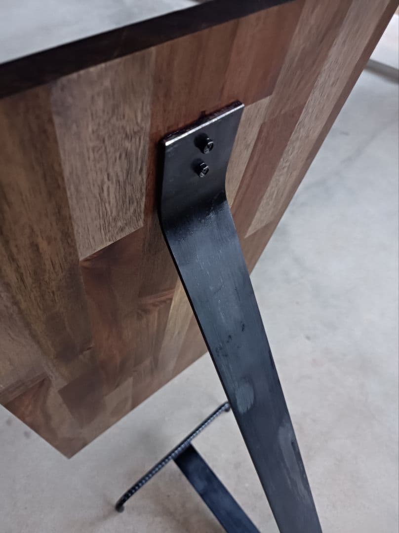 ゆらゆら揺れるアイアン看板