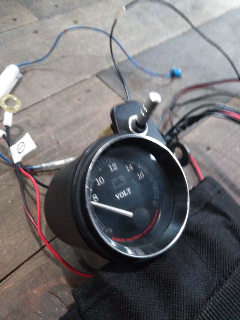 ハーレー　電圧計