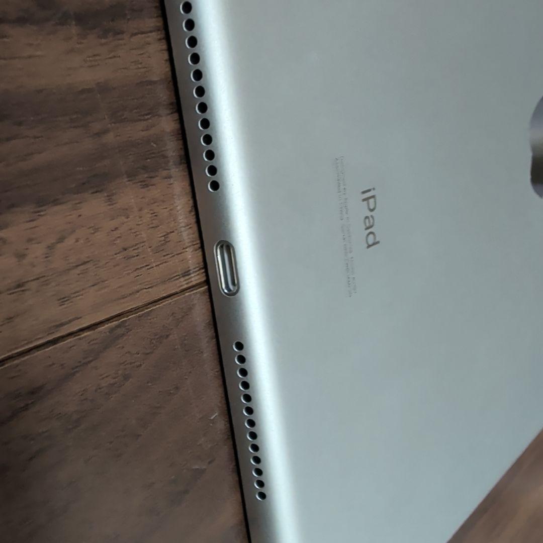 Apple iPad 第7世代 本体 シルバー WiFiモデル 美品充電器付き