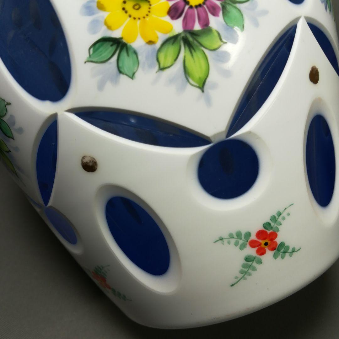 ボヘミアンガラス　切子　乳白色青地　色被せガラス　花瓶　フラワーベース