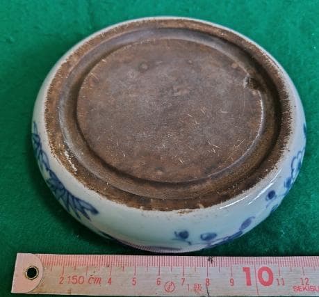 青い絵柄の陶器 直径約10cm