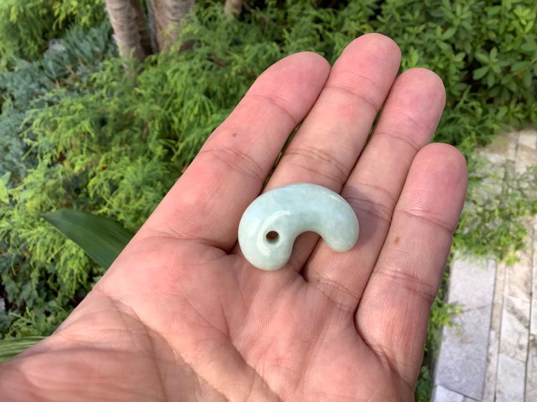 ✳古代からの開運石　糸魚川翡翠ジェダイト勾玉　幸運の守護石です　機械鑑定鑑別書付