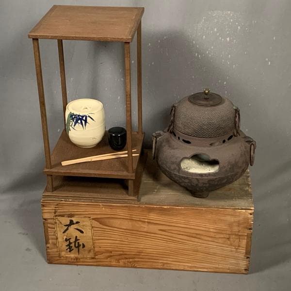 鉄製風炉釜竹絵乾山写水指黒塗棗桑小卓組立式茶道具揃え合せ箱付き[B34159]