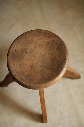 古い木製の回転丸椅子