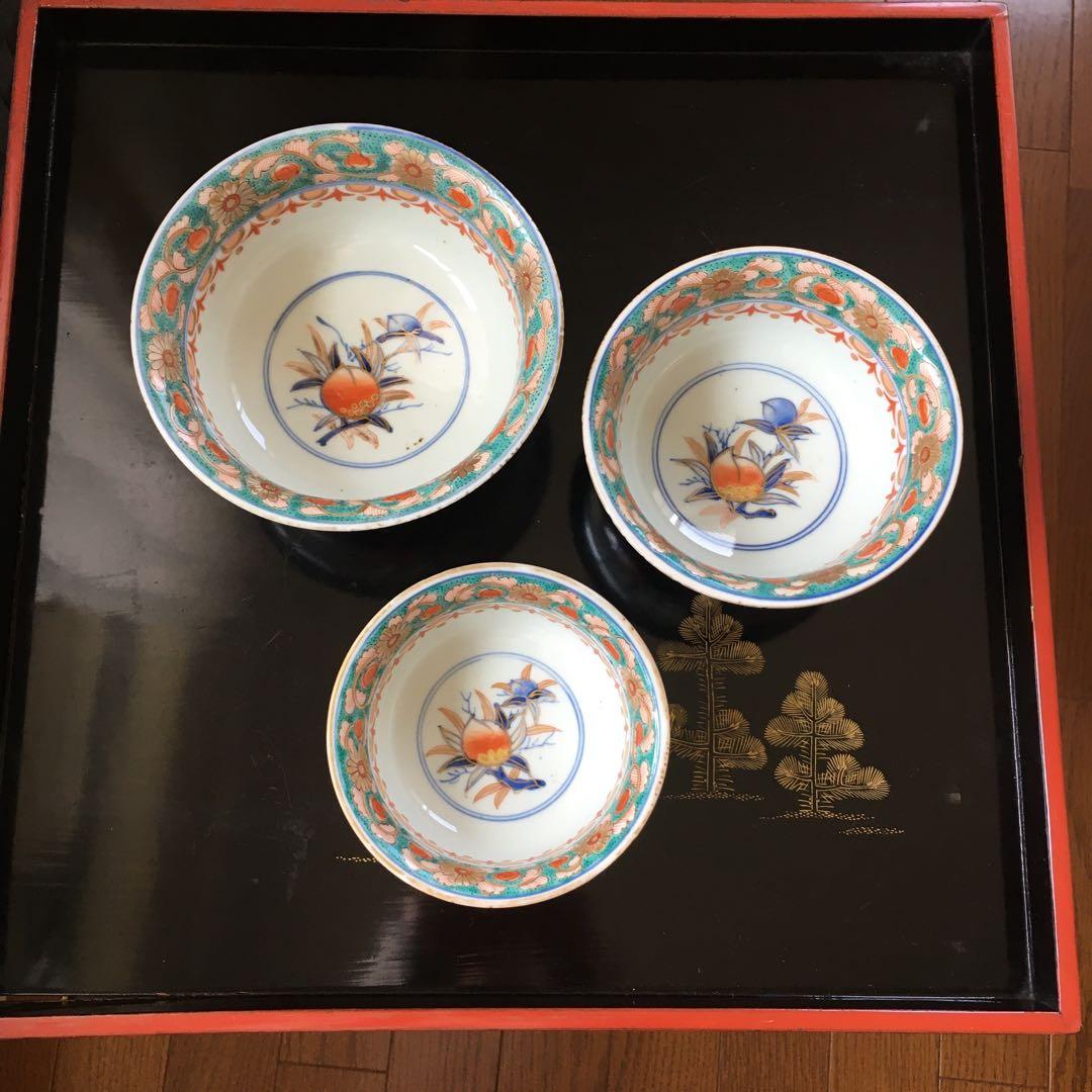 古伊万里　金彩色絵　菊唐草、瓔珞文、桃の図　三つ組鉢