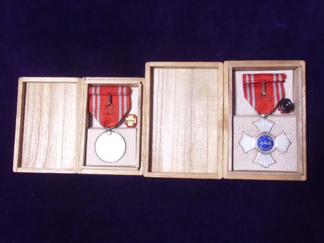 ●日本の勲章/徽章＊１９４１年＊日本赤十字社＊有功章＋特別社員章（実物）