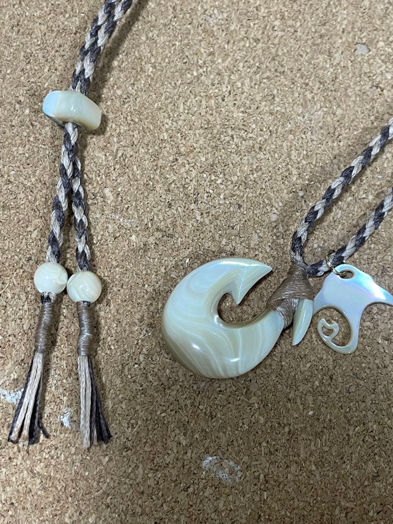 夜光貝ネックレス(ys24)マンタ　ボーンカービング、シェルカービング最終価格